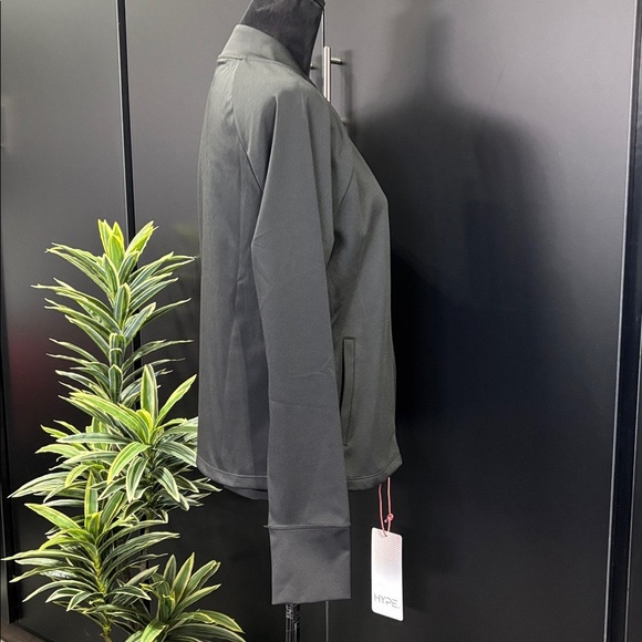 HYPE Moisture wicking, 360 stretch, compression sculpting, breathable,4 pockets - Picture 6 of 11